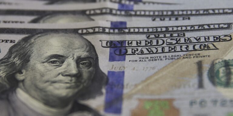 Dólar cai para R$ 5,36 com desaceleração do emprego nos EUA