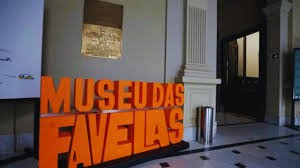 Exposição gratuita no Museu das Favelas destaca obra de Sergio Vaz