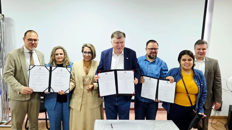 Cotia firma convênios para Centro TEA, Meu Emprego Inclusivo e Todas em Rede
