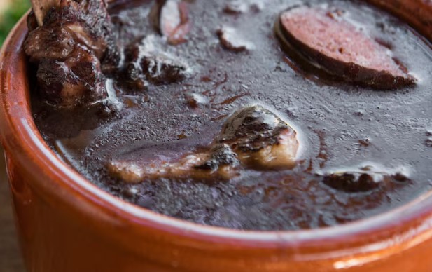 Paio na feijoada: chefs explicam por que a linguiça é indispensável no prato