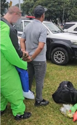 Policiais fantasiados de ETs prendem suspeitos de vender bebida adulterada em bloco de Ivete