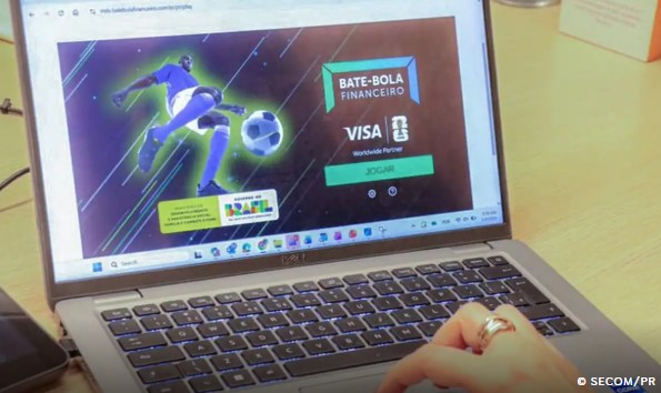 Ferramenta usa linguagem do futebol para promover educação financeira a famílias do CadÚnico