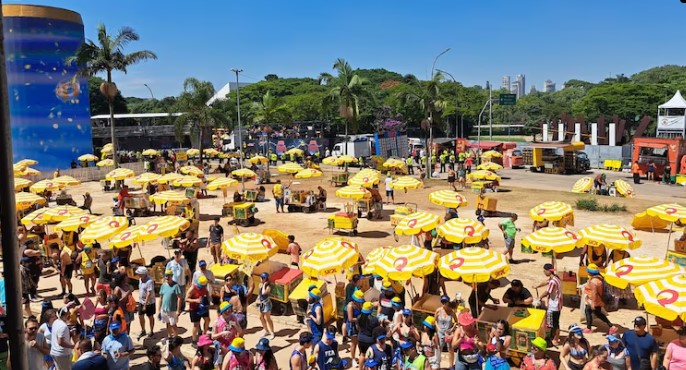 Vou de Táxi arrasta multidão no Ibirapuera com hits dos anos 1990 e 2000