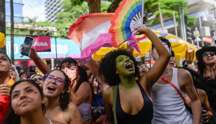 Blocos de Carol Biazin e Di Ferrero arrastam foliões na Faria Lima, na Zona Oeste de São Paulo