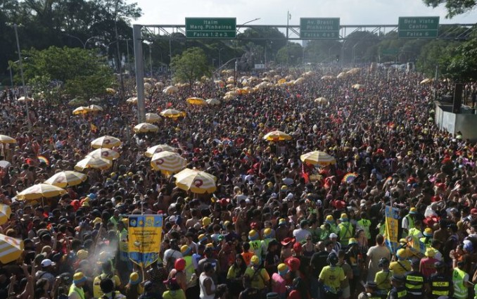 Megablocos de Michel Teló e Pocah reúnem mais de 1 milhão no Ibirapuera, na Zona Sul de São Paulo