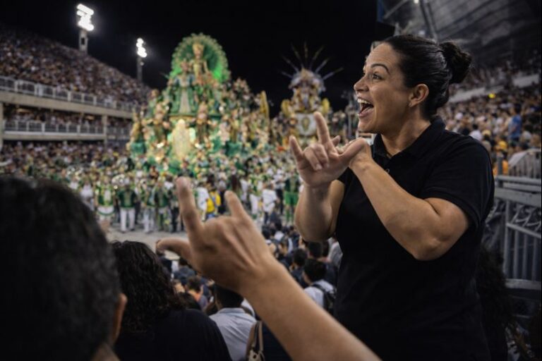 Sambas-enredo do Carnaval 2026 de São Paulo são traduzidos em Libras para ampliar acessibilidade