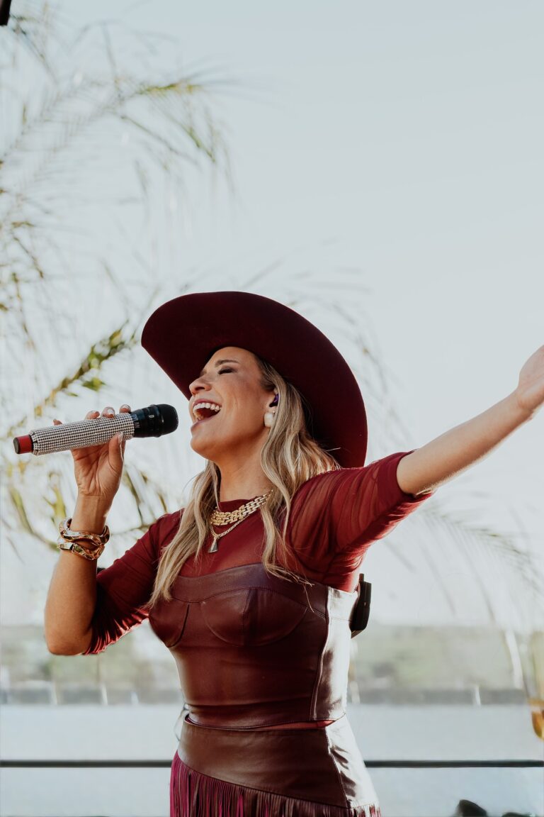 Elis Justi leva a força feminina para o palco da 31ª Festa do Peão de Boiadeiro de Piracicaba
