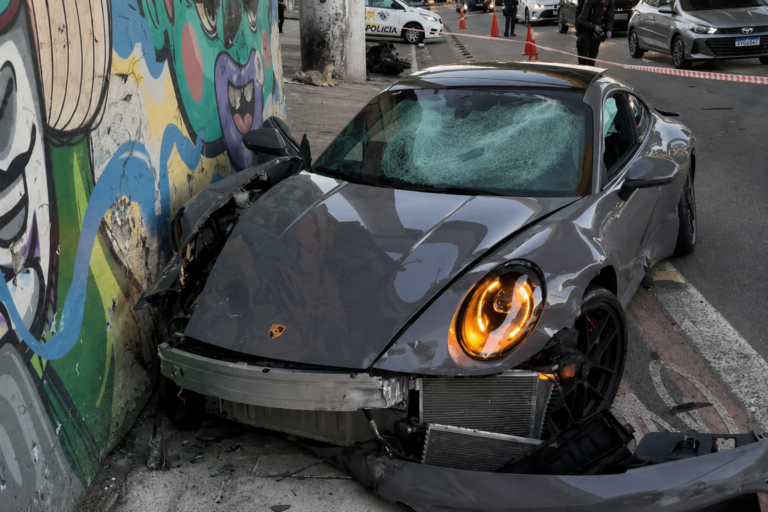 Influenciador Fábio Giga bate Porsche e deixa motociclistas feridos na Zona Sul de SP